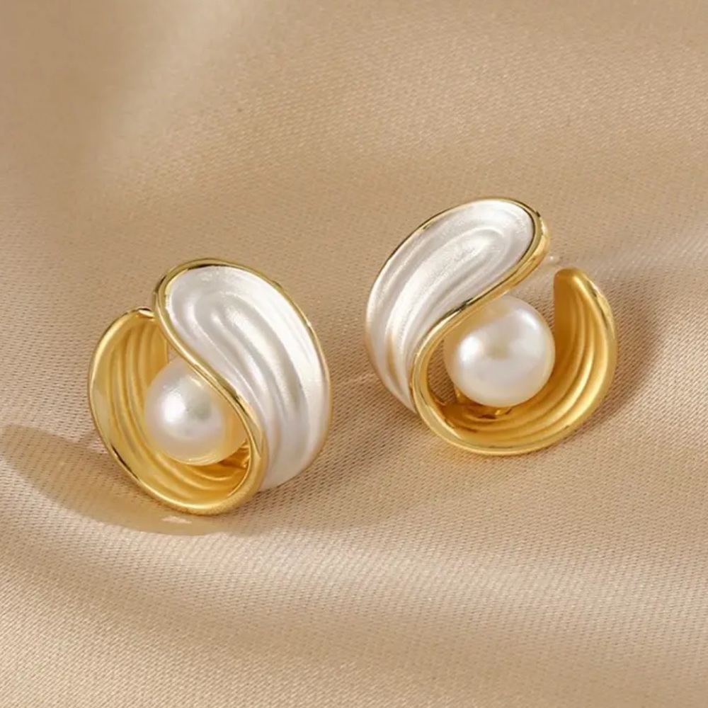 BRAND NEW 18K Gold Plated Retro French Pearl Light Small Simple Unique Earrings